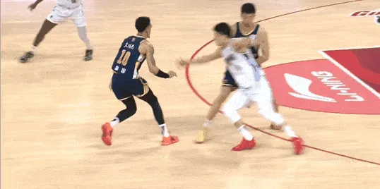 乐鱼官网-微波炉！胡明轩替补登场连得5分，广东17-12打停北京